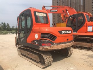 Doosan DX80 excavadora